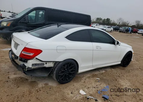 2014 Mercedes-Benz C 250 z USA, uszkodzony, nr VIN WDDGJ4HB8EG326920